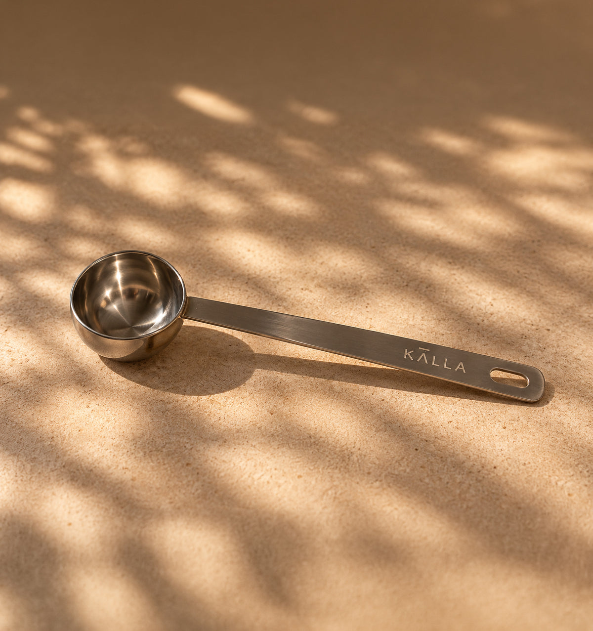 KÄLLA 10 ml powder scoop in warm sunlight