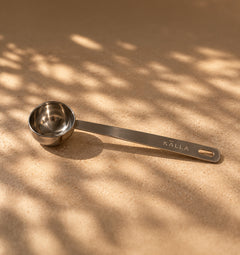KÄLLA 10 ml powder scoop in warm sunlight
